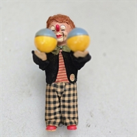 klovnefigur-sort-hvid-ternede-bukser-roede-sko-blaa-gule-bolde-i-haenderne-mekanisk-gammelt-legetoej